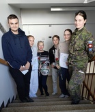 Kuvassa vas. Viljami Hoffren, Anna Saarela, Heli Haapaniemi, Aaron Pakarinen, Suvi Saarela ja Friida Lahtivirta. Kuvasta puuttuu Elisa Mustanoja, joka ei päässyt paikalle.