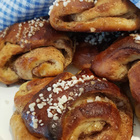 Vaahtokarkkikaakaon lisäksi myynnissä korvapuusteja, pipareita ja tietenkin kahvia.